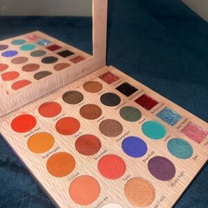 Vibrant Eyeshadow Palette with Mirror